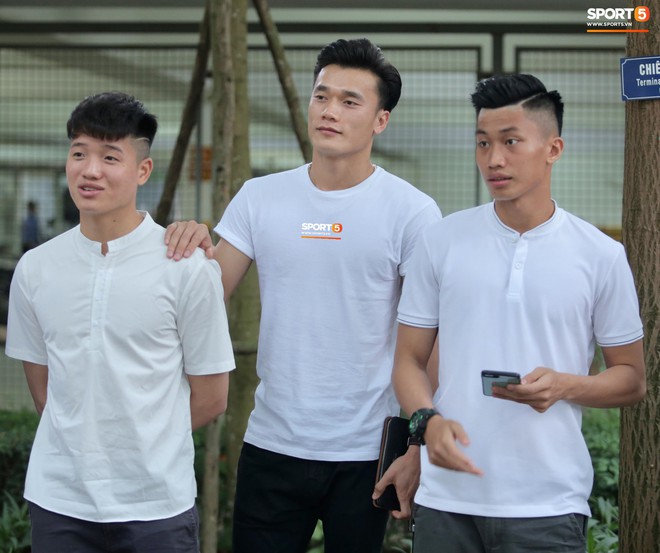 Dàn sao Hà Nội FC hóa soái ca áo trắng đến dự lễ cưới Hùng Dũng - Ảnh 7.