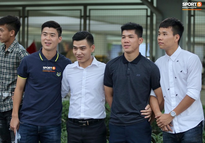 Dàn sao Hà Nội FC hóa soái ca áo trắng đến dự lễ cưới Hùng Dũng - Ảnh 9.