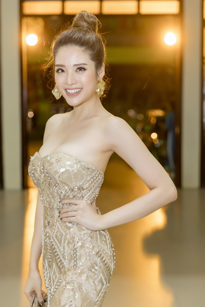 Hoa hậu Phan Hoàng Thu khoe vai trần gợi cảm - Ảnh 4.