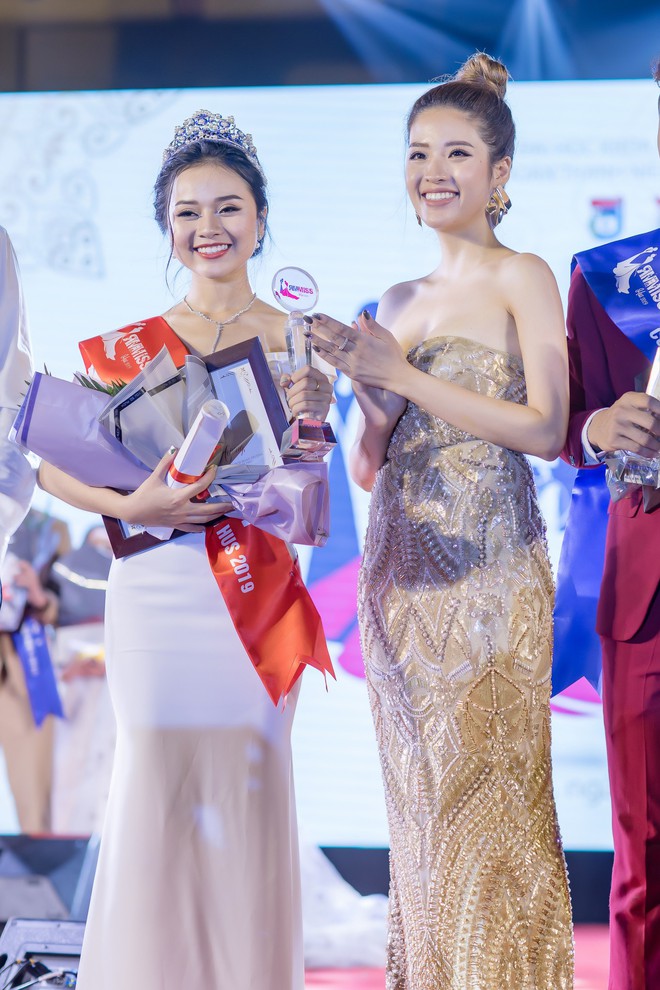 Hoa hậu Phan Hoàng Thu khoe vai trần gợi cảm - Ảnh 8.