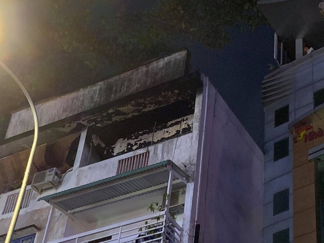 Cảnh sát PCCC giải cứu thành công 3 đứa trẻ trong căn nhà bốc cháy ở Sài Gòn - Ảnh 1.