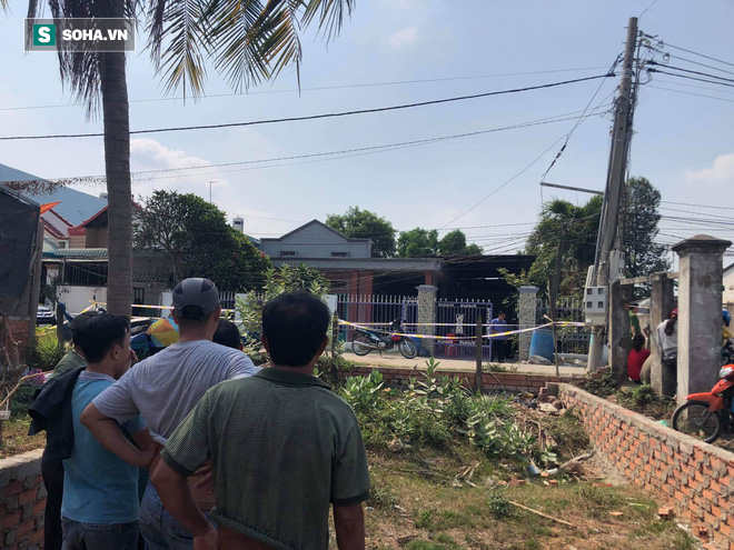 [Tường thuật từ hiện trường] Công an thu thập dấu vết dưới nền nhà vụ thảm sát 3 người trong một gia đình - Ảnh 12.