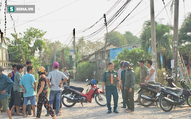 [Tường thuật từ hiện trường] Công an thu thập dấu vết dưới nền nhà vụ thảm sát 3 người trong một gia đình - Ảnh 15.