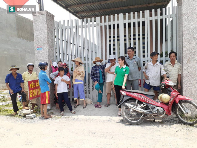 [Tường thuật từ hiện trường] Công an thu thập dấu vết dưới nền nhà vụ thảm sát 3 người trong một gia đình - Ảnh 7.