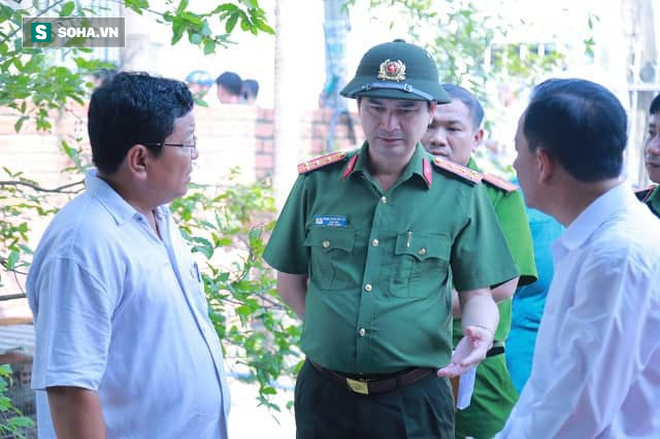 [Tường thuật từ hiện trường] Công an thu thập dấu vết dưới nền nhà vụ thảm sát 3 người trong một gia đình - Ảnh 3.