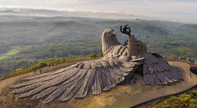 Cận cảnh tác phẩm điêu khắc đại bàng lớn nhất thế giới - Ảnh 4.