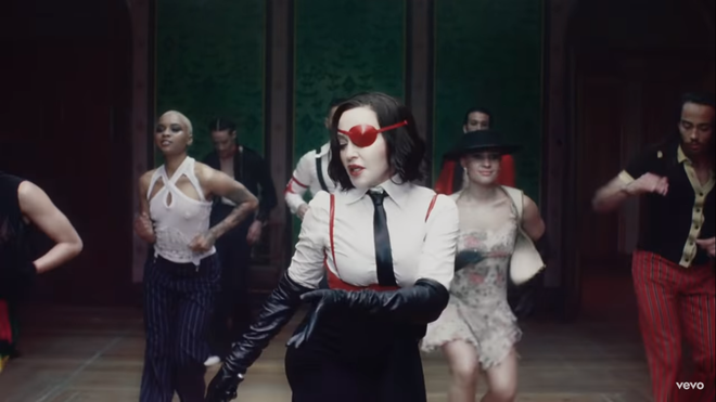 MV mới của Madonna: 60 tuổi vẫn nóng bỏng, “tinh quái” - Ảnh 5.