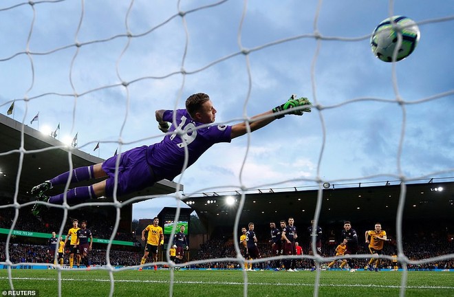 Tự bắn vào chân như một trò đùa, Arsenal níu kéo niềm tin cho... Man United - Ảnh 3.