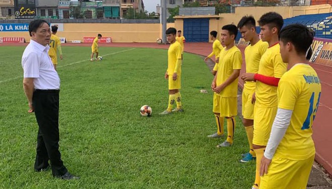 Bầu Đệ trở lại ‘cứu’ CLB Thanh Hóa đang ngụp lặn cuối bảng V-League - Ảnh 2.