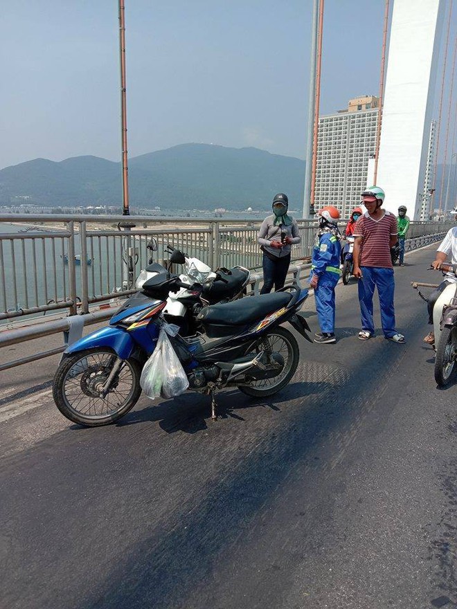 Nam thanh niên say rượu, bỏ lại đôi dép và xe máy trên cầu Thuận Phước rồi... đi bộ về nhà ngủ - Ảnh 2.