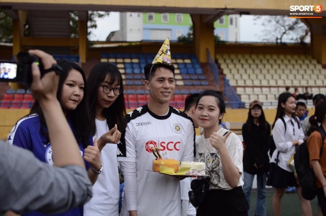 Trong ngày sinh nhật, Đình Trọng nhận muôn ngàn yêu thương từ mọi người trừ... đàn anh Văn Công - Ảnh 17.