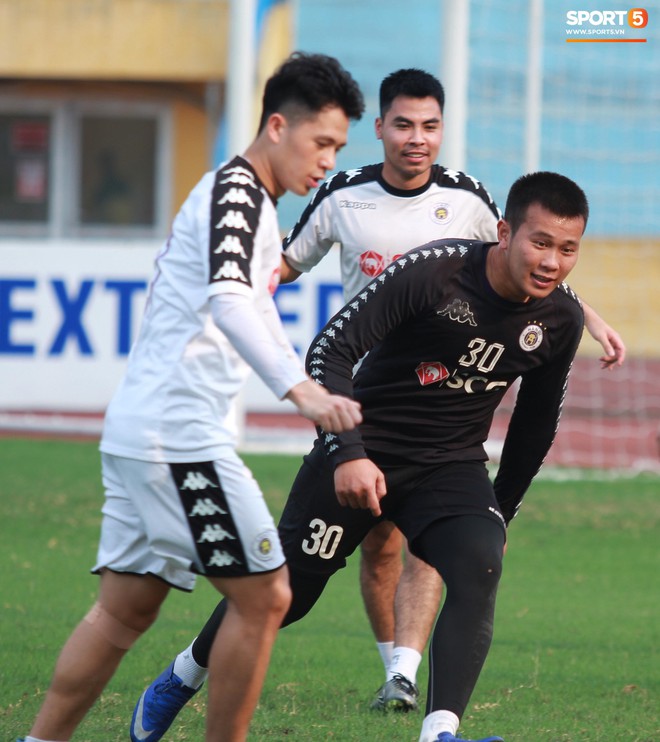 Trong ngày sinh nhật, Đình Trọng nhận muôn ngàn yêu thương từ mọi người trừ... đàn anh Văn Công - Ảnh 6.