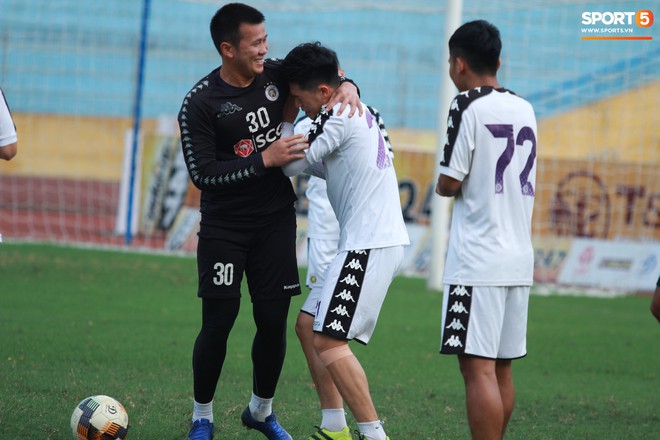 Trong ngày sinh nhật, Đình Trọng nhận muôn ngàn yêu thương từ mọi người trừ... đàn anh Văn Công - Ảnh 7.