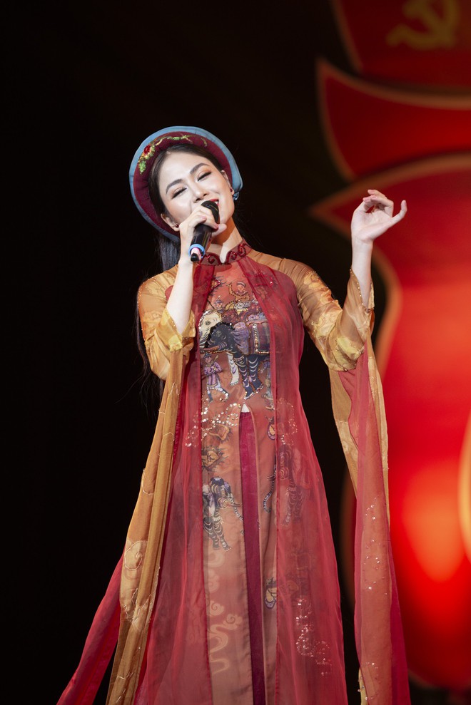 Hoa hậu Tuyết Nga hát chung sân khấu với loạt nghệ sĩ tên tuổi - Ảnh 2.