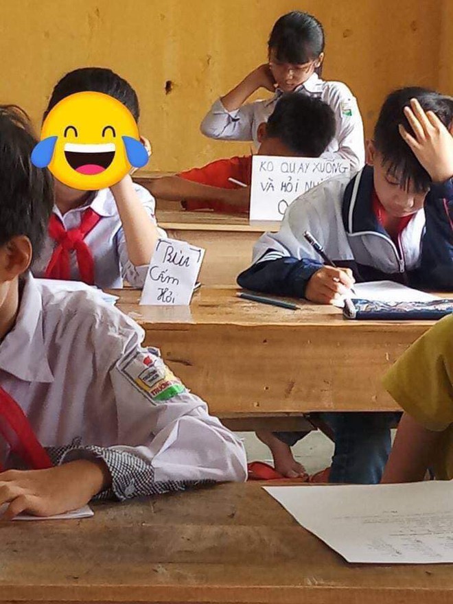 Dòng chữ dằn mặt để trên bàn của hai học sinh trong giờ kiểm tra khiến dân mạng cạn lời - Ảnh 1.
