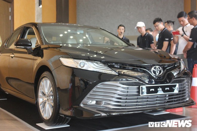 Chuyển sang nhập khẩu, Toyota Camry 2019 rẻ hơn 70 triệu đồng - Ảnh 1.