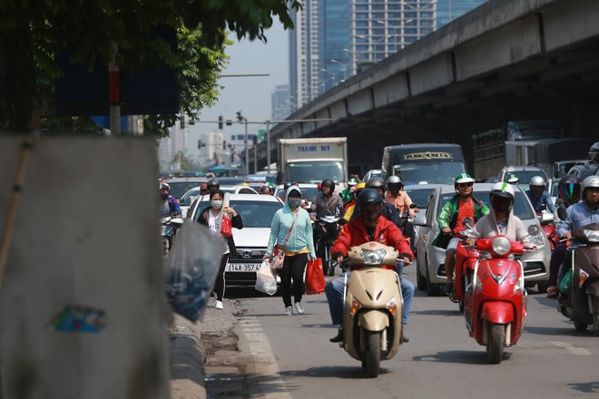 Ôm hoa, vác trẻ, đội nắng đứng ven đường bắt xe về quê nghỉ lễ - Ảnh 11.