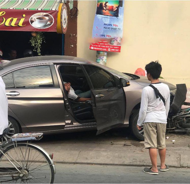 Ô tô lao lên vỉa hè đâm 2 xe máy, tài xế ngồi sau tay lái gào thét bất thường  - Ảnh 2.