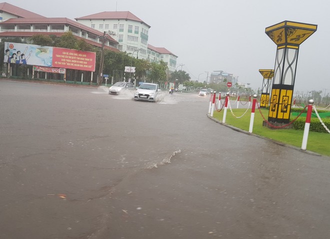 Mưa vàng giải nhiệt nắng nóng kéo dài ở Cần Thơ, nhiều tuyến đường ngập úng - Ảnh 2.