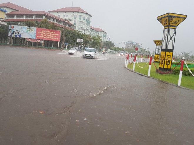 Mưa vàng giải nhiệt nắng nóng kéo dài ở Cần Thơ, nhiều tuyến đường ngập úng - Ảnh 9.