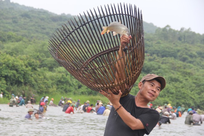 Cả làng ào xuống đầm Vực bắt cá sau những tiếng hú vang - Ảnh 11.