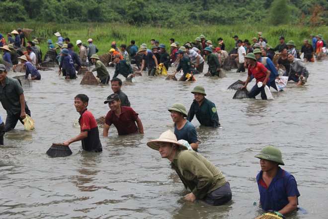 Cả làng ào xuống đầm Vực bắt cá sau những tiếng hú vang - Ảnh 8.