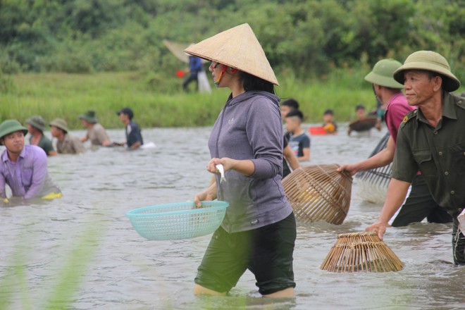 Cả làng ào xuống đầm Vực bắt cá sau những tiếng hú vang - Ảnh 6.