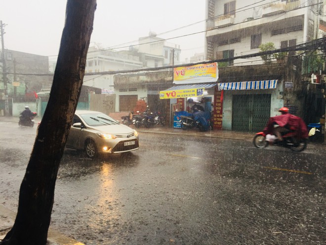 Sài Gòn mưa lớn giải nhiệt vào ngày nghỉ lễ, người dân bật đèn xe lưu thông - Ảnh 2.