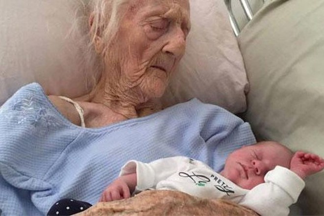 Cụ bà 101 tuổi hạ sinh thành công đứa con thứ 17, nặng 3,3 kg - Ảnh 1.