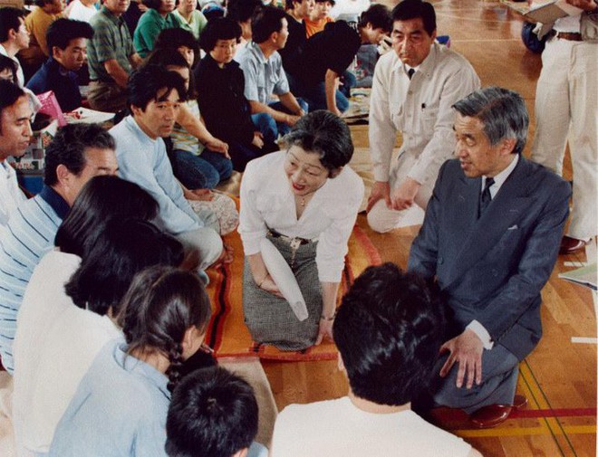 Nhật hoàng Akihito - vị hoàng đế rũ bỏ hình tượng bất khả xâm phạm để đi vào lòng dân và những dấu ấn không thể nào quên trong 30 năm trị vì - Ảnh 8.