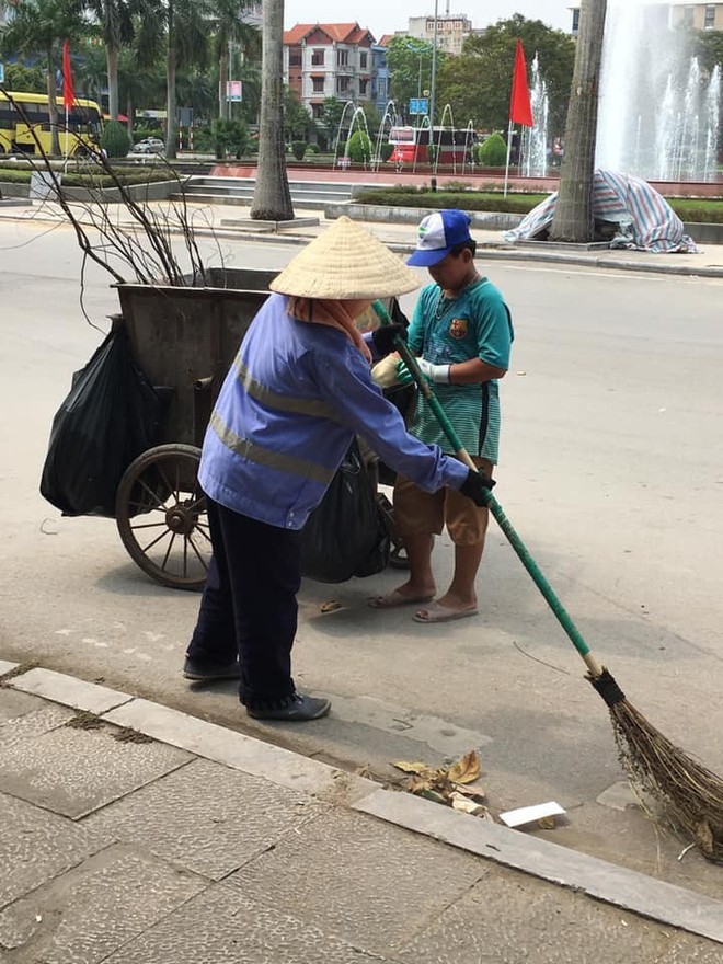 Bé trai đi quét rác với mẹ ngày nghỉ lễ, lí do của em khiến dân mạng rưng rưng - Ảnh 1.