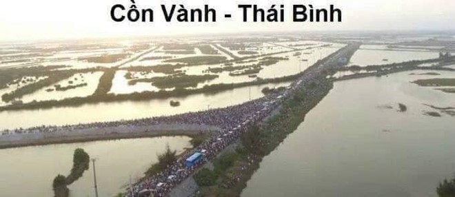 Bãi biển Sầm Sơn nhìn từ trên cao không chỗ trống, ô tô xếp hàng dài trên đường đi Cát Bà dịp lễ - Ảnh 9.