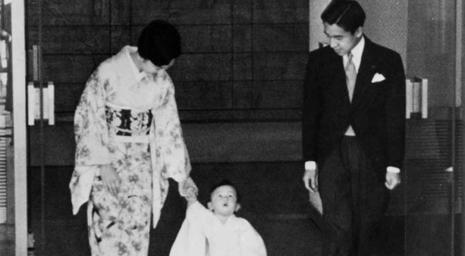 Tuổi thơ phải rời xa cha mẹ từ sớm và cách giáo dục con phá vỡ quy chuẩn Hoàng gia của Nhật hoàng Akihito - Ảnh 2.
