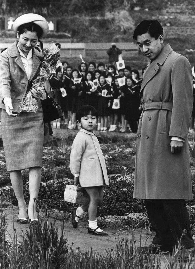 Tuổi thơ phải rời xa cha mẹ từ sớm và cách giáo dục con phá vỡ quy chuẩn Hoàng gia của Nhật hoàng Akihito - Ảnh 3.