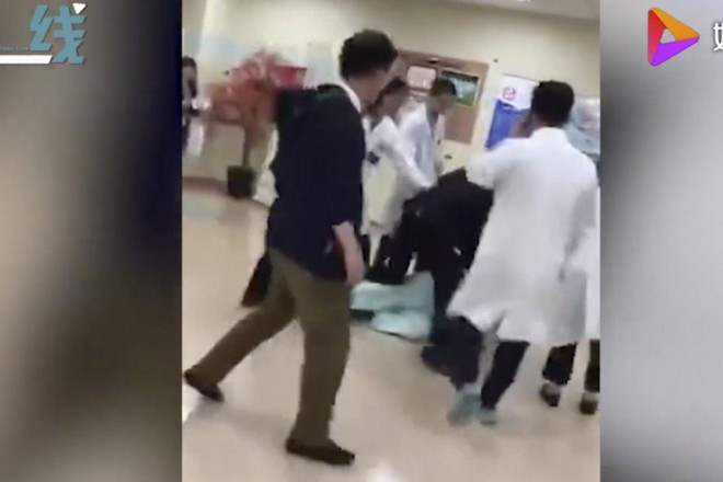 Bác sỹ ở Trung Quốc đánh người nhà bệnh nhân gãy xương sườn - Ảnh 1.