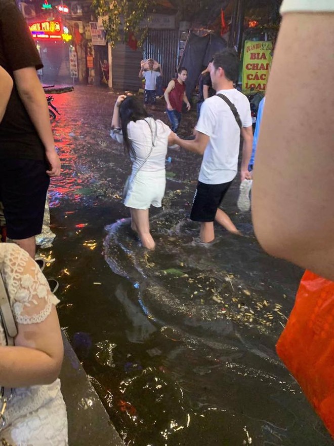Hà Nội mưa lớn trong đêm khiến nhiều tuyến phố biến thành sông, khách Tây lội bì bõm - Ảnh 11.