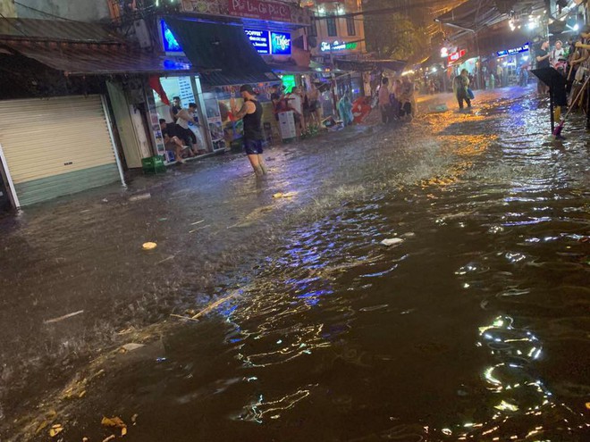 Hà Nội mưa lớn trong đêm khiến nhiều tuyến phố biến thành sông, khách Tây lội bì bõm - Ảnh 7.