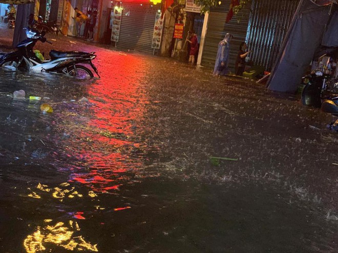 Hà Nội mưa lớn trong đêm khiến nhiều tuyến phố biến thành sông, khách Tây lội bì bõm - Ảnh 8.