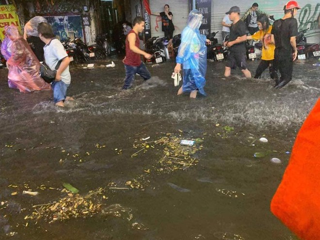 Hà Nội mưa lớn trong đêm khiến nhiều tuyến phố biến thành sông, khách Tây lội bì bõm - Ảnh 9.