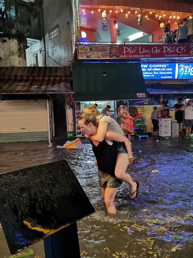 Hà Nội mưa lớn trong đêm khiến nhiều tuyến phố biến thành sông, khách Tây lội bì bõm - Ảnh 3.