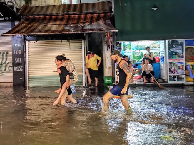 Hà Nội mưa lớn trong đêm khiến nhiều tuyến phố biến thành sông, khách Tây lội bì bõm - Ảnh 4.