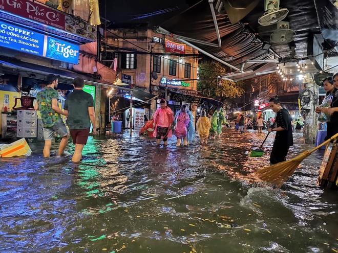 Hà Nội mưa lớn trong đêm khiến nhiều tuyến phố biến thành sông, khách Tây lội bì bõm - Ảnh 5.