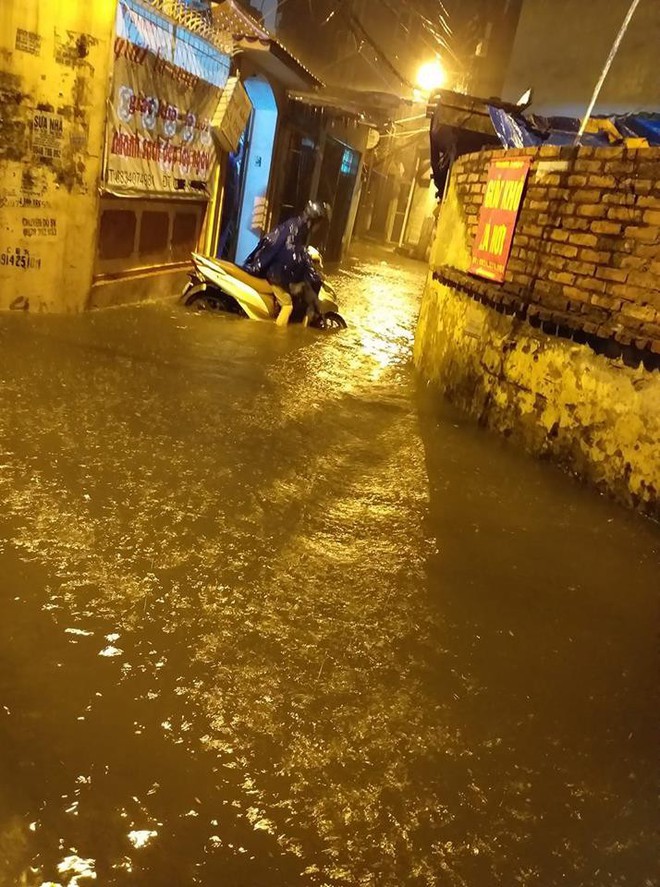 Hà Nội mưa lớn trong đêm khiến nhiều tuyến phố biến thành sông, khách Tây lội bì bõm - Ảnh 14.