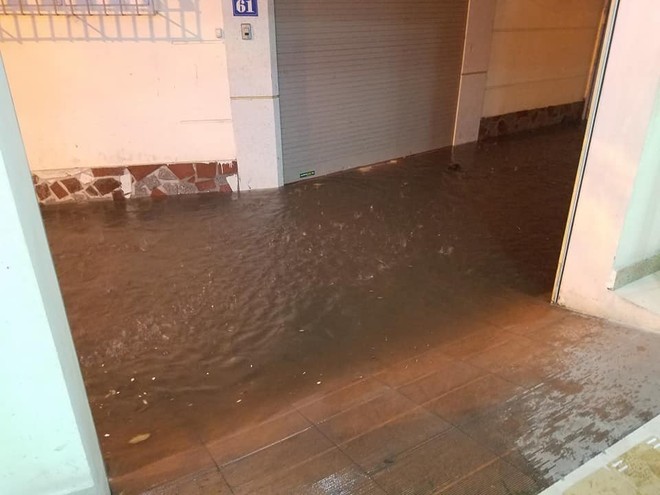 Hà Nội mưa lớn trong đêm khiến nhiều tuyến phố biến thành sông, khách Tây lội bì bõm - Ảnh 12.