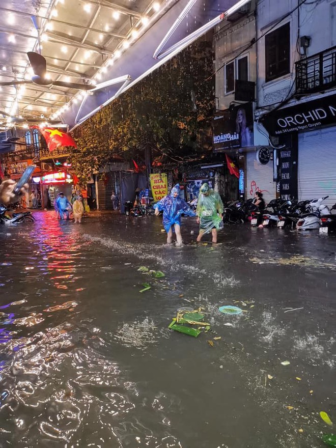 Hà Nội mưa lớn trong đêm khiến nhiều tuyến phố biến thành sông, khách Tây lội bì bõm - Ảnh 10.