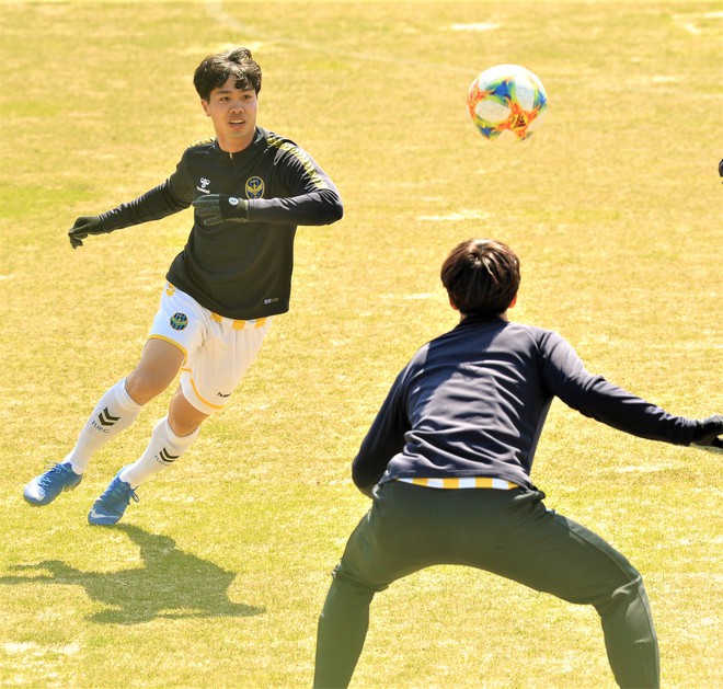 Công Phượng nỗ lực tập luyện dưới nắng gắt, sẵn sàng đá chính ở trận đấu gặp Daegu FC - Ảnh 3.