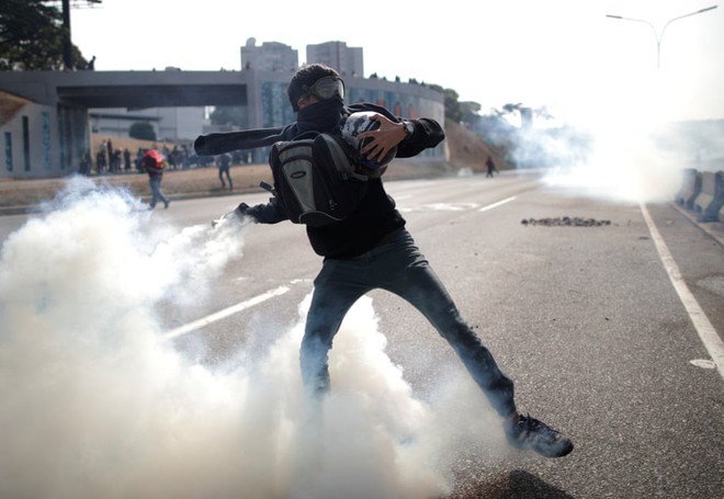 Ông Guaidó tuyên bố đảo chính, đe dọa biểu tình kéo dài, chính quyền TT Maduro cáo buộc Mỹ chỉ đạo đảo chính - Ảnh 11.