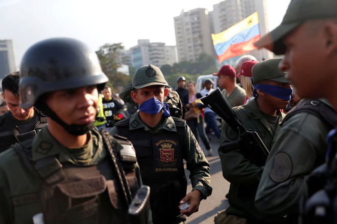 Ông Guaidó tuyên bố đảo chính, đe dọa biểu tình kéo dài, chính quyền TT Maduro cáo buộc Mỹ chỉ đạo đảo chính - Ảnh 2.