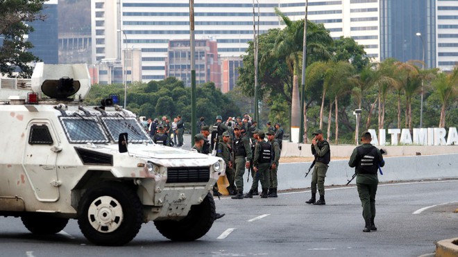 NÓNG: Ông Guaidó tuyên bố đảo chính ở Venezuela, có nhiều tiếng súng nổ bên ngoài căn cứ quân sự ở Caracas - Ảnh 1.