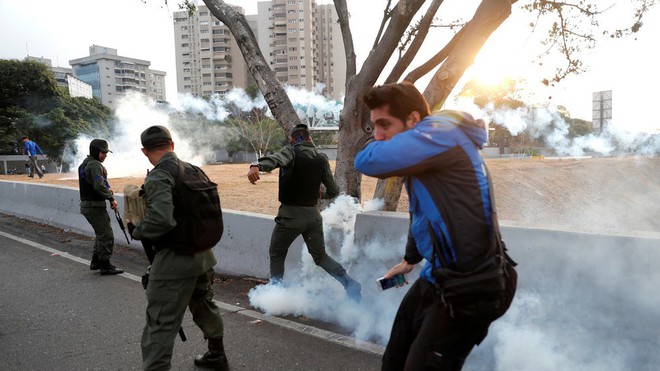 NÓNG: Ông Guaidó tuyên bố đảo chính ở Venezuela, có nhiều tiếng súng nổ bên ngoài căn cứ quân sự ở Caracas - Ảnh 1.